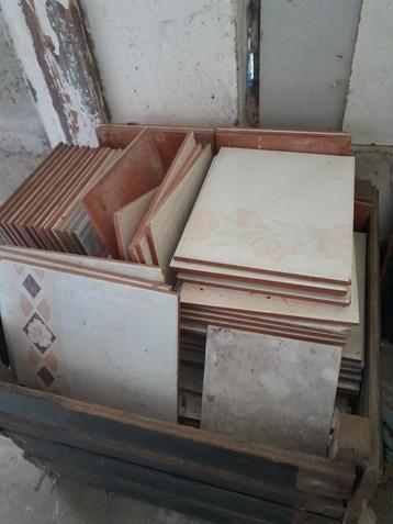 2 bacs de carreaux gratuits, Enlèvement, Comme neuf