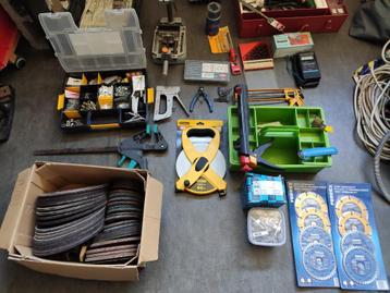 lot outil (foreuse, sup., étaux, disques, déca., mèche, ...) beschikbaar voor biedingen