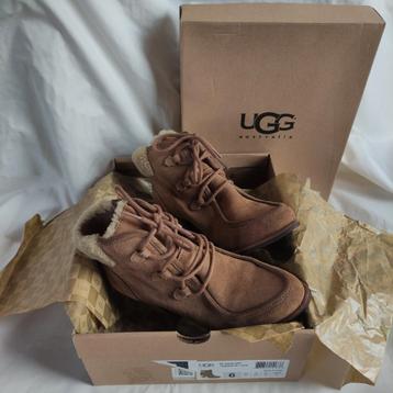 UGG enkellaarsjes maat 37. beschikbaar voor biedingen