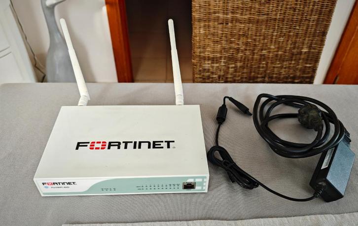 Fortinet Fortiwifi 60D professionele firewall en wifi, Computers en Software, Netwerk switches, Gebruikt, Ophalen of Verzenden