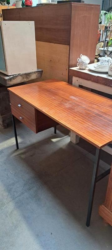 Vintage bureau  beschikbaar voor biedingen