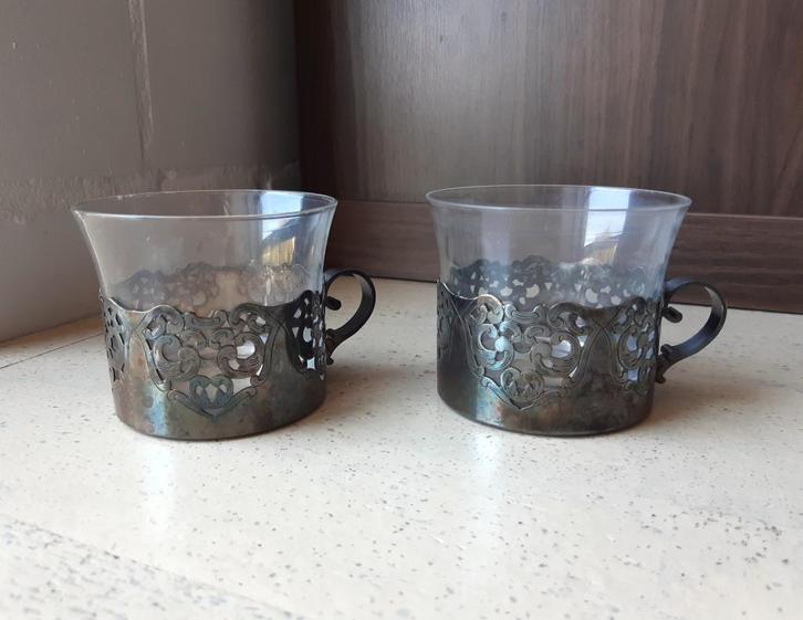 2 theeglazen met metalen houders (mogelijk verzilverd), Antiek en Kunst, Curiosa en Brocante, Ophalen of Verzenden