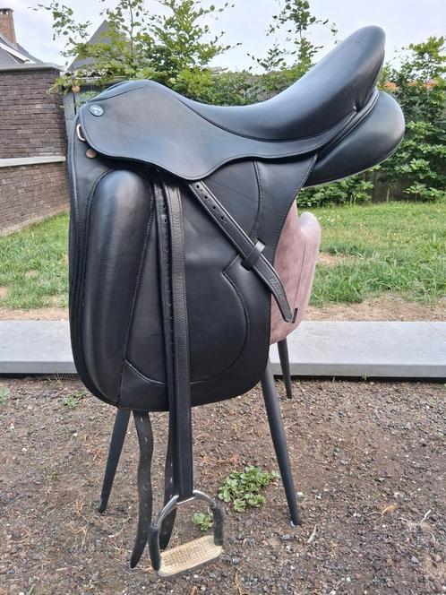 Dressuurzadel 17,5 inch (Nieuwstaat), Dieren en Toebehoren, Paarden en Pony's | Zadels, Zo goed als nieuw, Ophalen