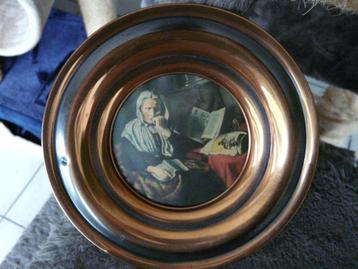 oud koperen sierbord met kopie" ingedutte oude vrouw"  beschikbaar voor biedingen