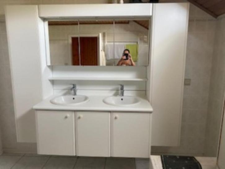 Badkamermeubel (alles)wit roze bies Detremmerie Beveren-Leie, Huis en Inrichting, Badkamer | Badkamermeubels, Zo goed als nieuw