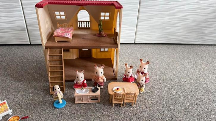 Sylvanian Families huis + konijnenfamilie + pizzabezorger, Kinderen en Baby's, Speelgoed | Poppenhuizen, Nieuw, Poppenhuis, Ophalen