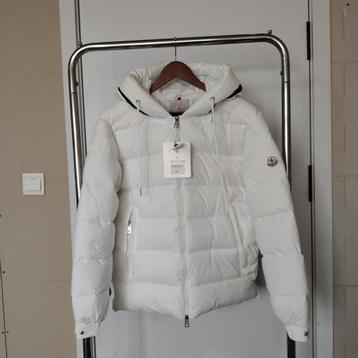 Witte winterjas met capuchon – luxe look (maat M) beschikbaar voor biedingen