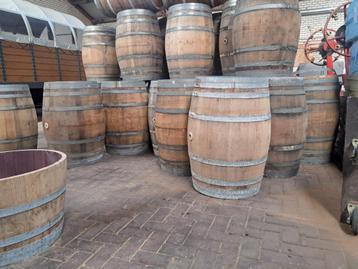 Wijnvaten regentonnen  € 80.00 beschikbaar voor biedingen