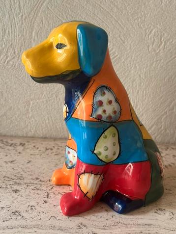 Porseleinen beeldje van een hond beschikbaar voor biedingen