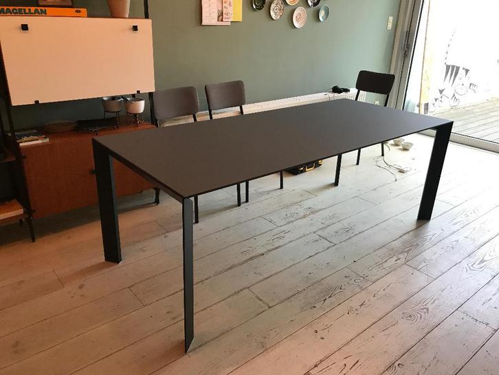 Uitschuifbare Antraciet eettafel merk kristalia maki, Huis en Inrichting, Tafels | Eettafels, Zo goed als nieuw, Ophalen
