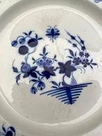 Grote schaal van zacht porselein uit Doornik met vliegendeco, Antiek en Kunst, Ophalen of Verzenden