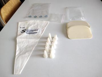 Poche à douille Schneider + 10 douilles /cornes pâtisserie disponible aux enchères