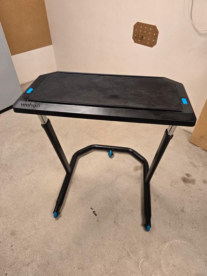 Table Wahoo pour home trainer, Huis en Inrichting, Tafels | Bijzettafels, Ophalen