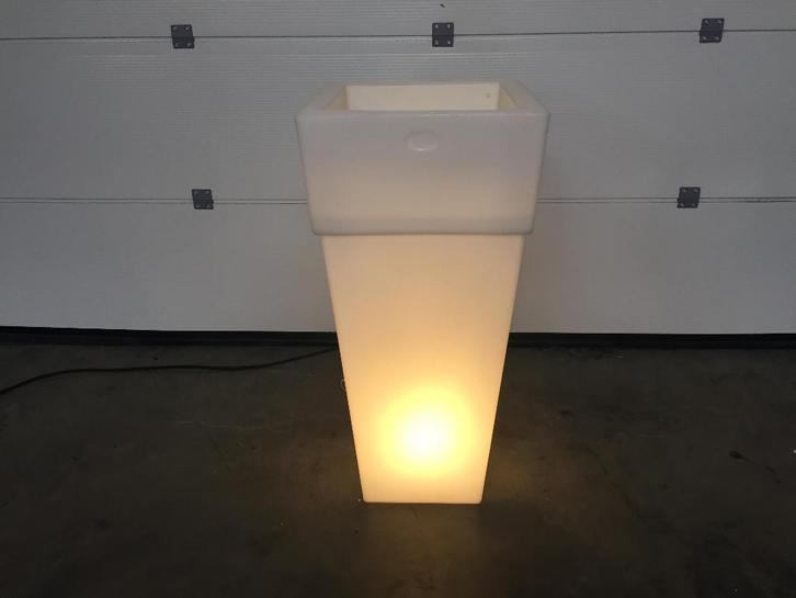 (18) Moderne bloempot met verstelbare verlichting, Tuin en Terras, Bloempotten, Zo goed als nieuw, Binnen, Ophalen