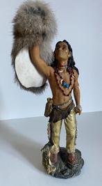 Figurine vintage d'un guerrier amérindien tenant fourrure, Enlèvement ou Envoi, Comme neuf, Humain