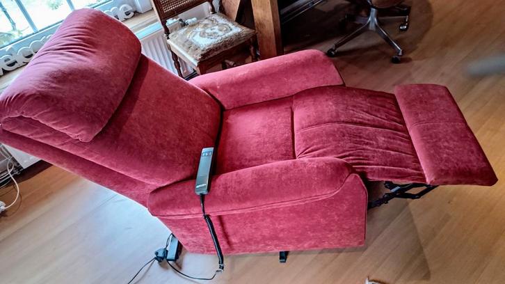 Elektrische relaxzetel met opstaanhulp. Hoge kwaliteit., Huis en Inrichting, Fauteuils, Zo goed als nieuw, Hout, Metaal, Stof