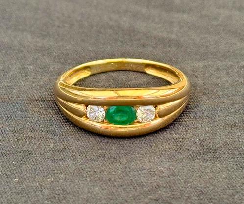 18 karaat gouden ring met 2 diamanten en 1 smaragd/ 16,5mm, Handtassen en Accessoires, Ringen, Dame, Kleiner dan 17, Geel, Goud