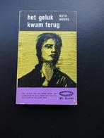 Boek, Het geluk kwam terug, Ruth Moore, Ophalen of Verzenden, Gelezen, Ruth moore