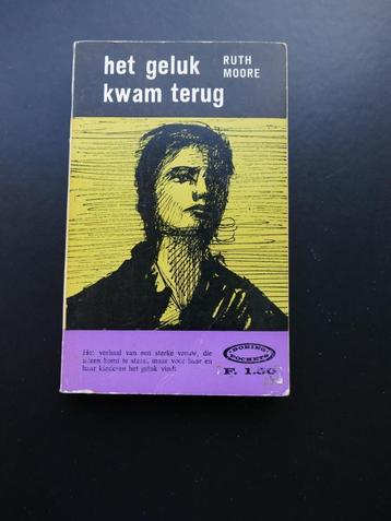 Boek, Het geluk kwam terug, Ruth Moore beschikbaar voor biedingen