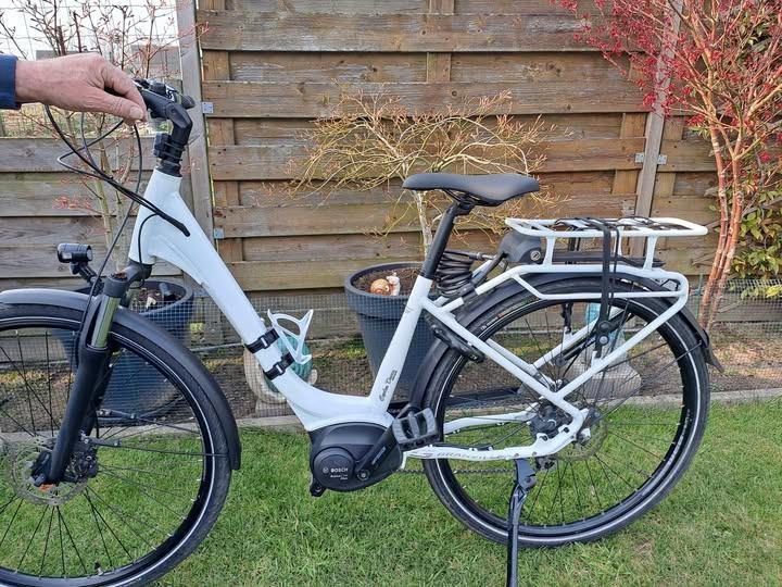 VELO Granville blanc - moteur Bosch, Vélos & Vélomoteurs, Vélos | Femmes | Vélos de sport & de randonnée, Utilisé, Moins de 10 vitesses