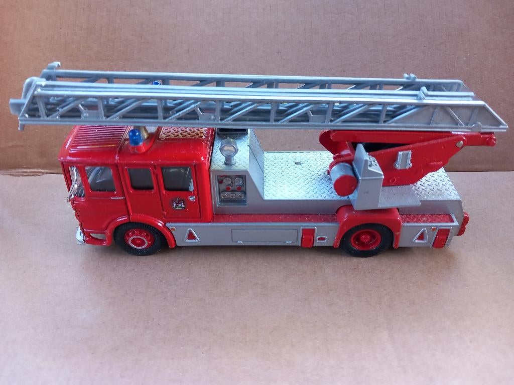 Corgi Bristol fire brigade, Hobby en Vrije tijd, Modelauto's | 1:50, Zo goed als nieuw, Hijskraan, Tractor of Landbouw, Corgi