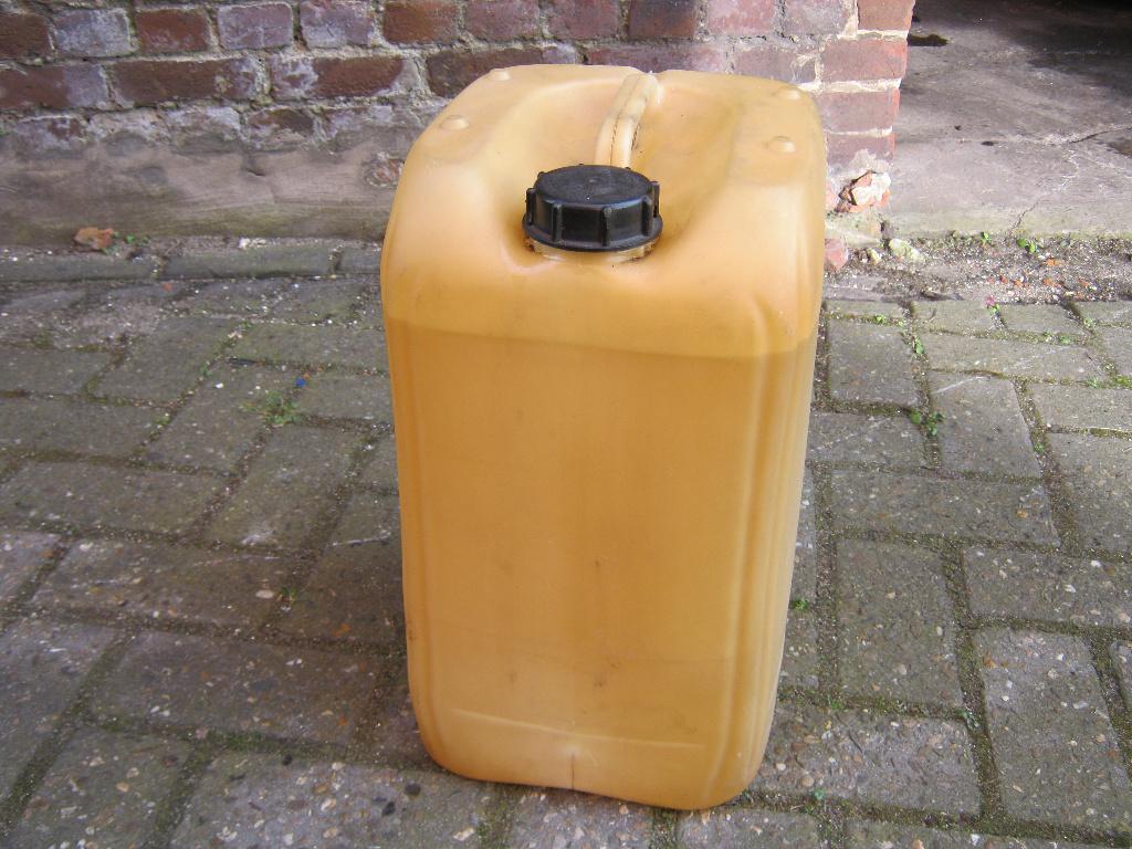ik heb 23l benzine Euro 95  met  25l  Bidons, Ophalen, Gebruikt, Universele onderdelen