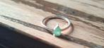 Zilveren ring met kleine smaragd maat 16,5 (iets kleiner), Handtassen en Accessoires, Ringen, Ophalen