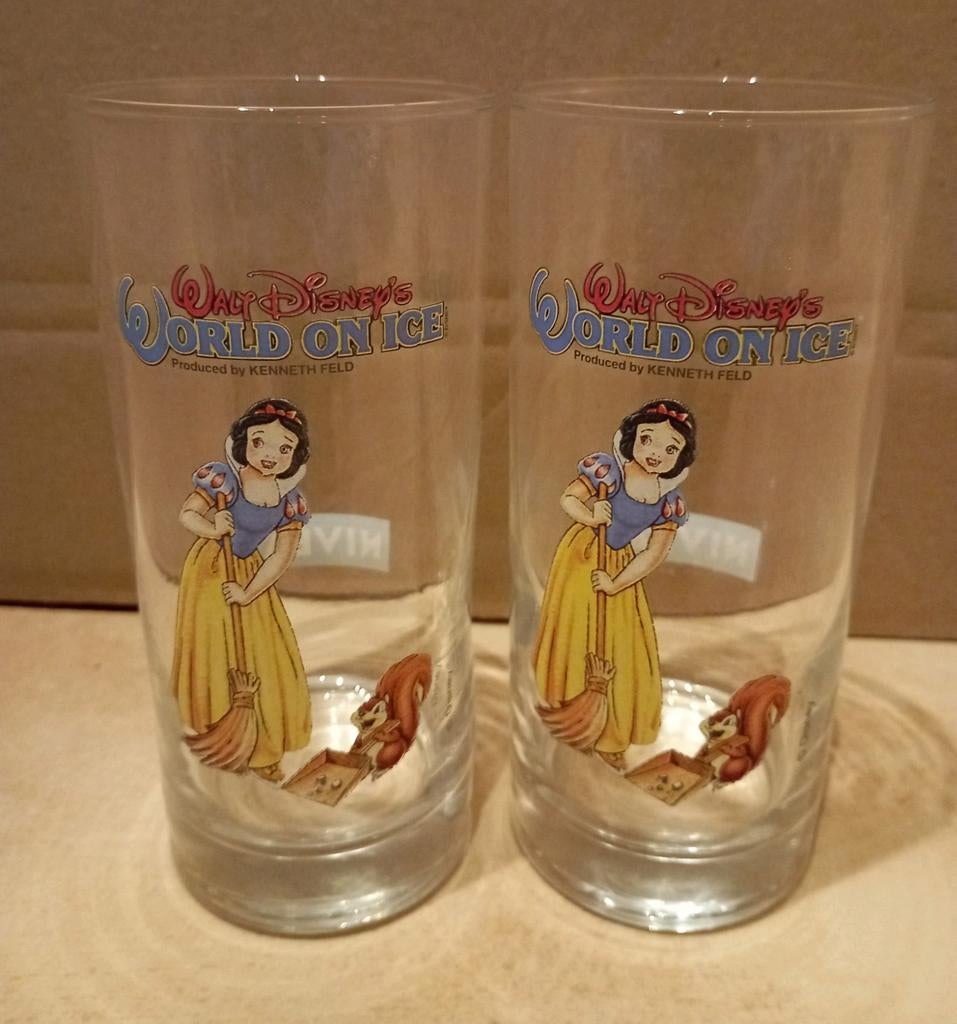Twee glazen Walt Disney's World on ice Sneeuwwitje, Collections, Verres & Petits Verres, Enlèvement ou Envoi, Comme neuf, Verre à soda