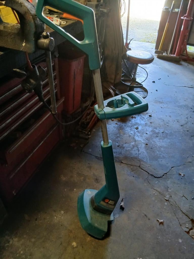 Coupe bordure 220 v Black et decker moteur ok manque l, Enlèvement