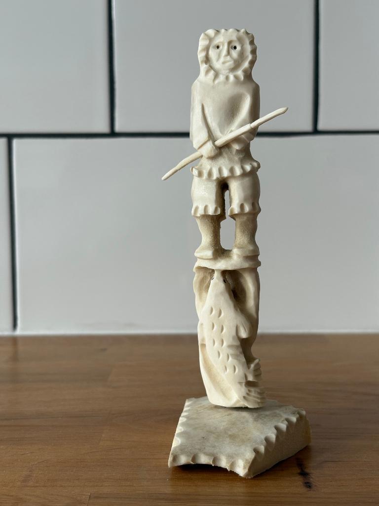 Rare Sculpture Inuit signée Guyasee VEEVEE - 14 cm, Bois, Amérique du Nord, Homme, Moins de 20 cm