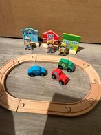 Een houten autobaan met 3 auto’s ventjes en gebouwen, Kinderen en Baby's, Ophalen, Zo goed als nieuw