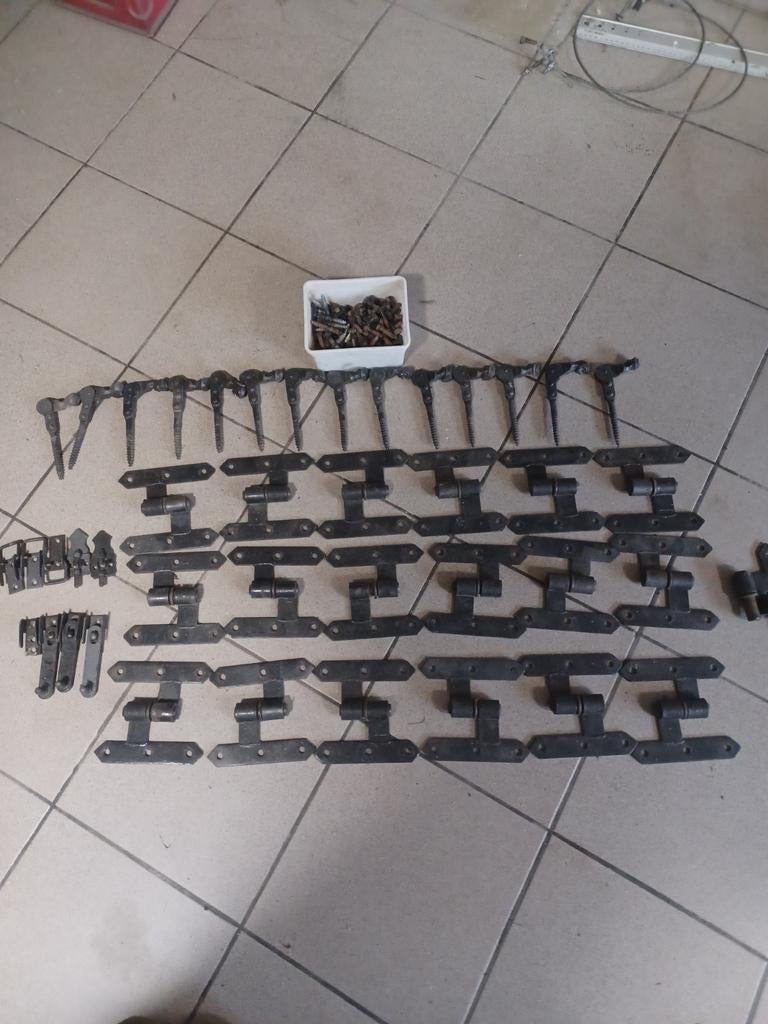 Charnières antiques, Enlèvement