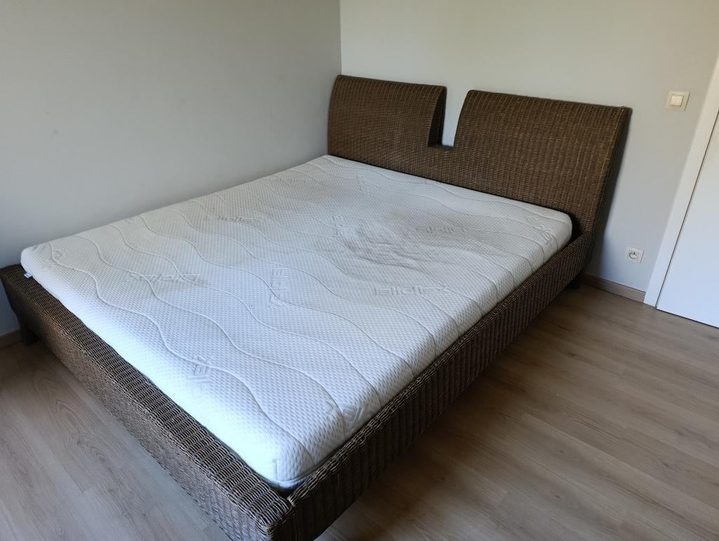 dubbel rieten bed met matras, Huis en Inrichting, Slaapkamer | Bedden, Ophalen, Overige materialen, Gebruikt, Tweepersoons