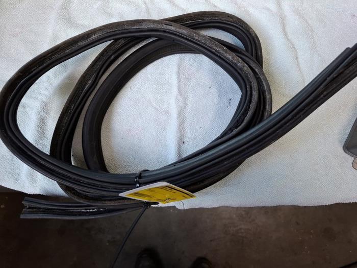 Couvercle coffre joint caoutchouc d'un Alfa Romeo Spider, Autos : Pièces & Accessoires, -, 3 mois de garantie, Utilisé, Alfa Romeo