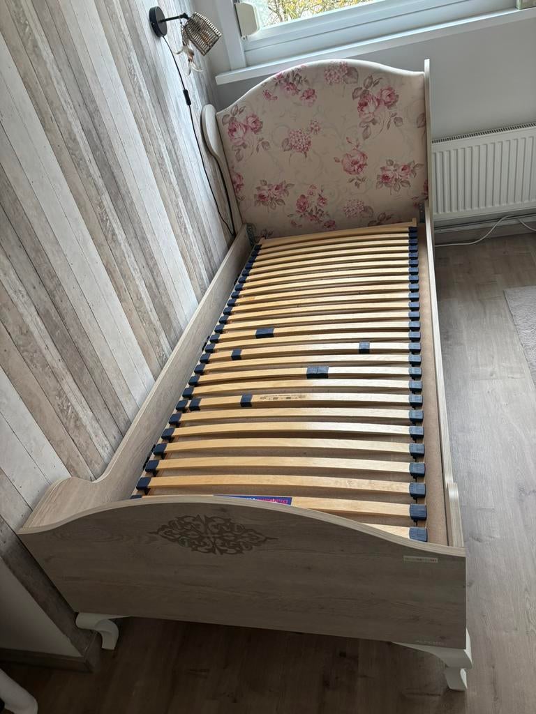 Kinderbed “princess” met hoofdbord en matras, Ophalen, Zo goed als nieuw, Matras