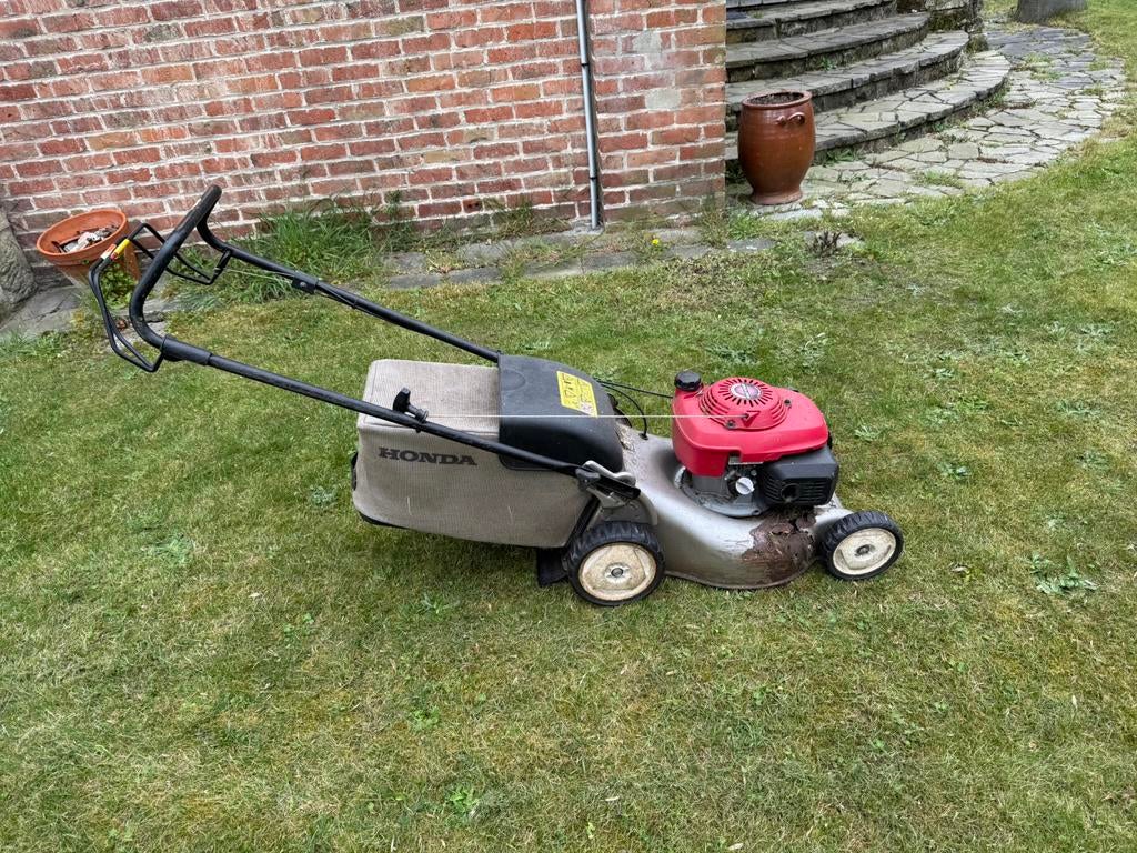 Tondeuse Honda 10 ans avec calandre a restaurer, Tuin en Terras, Grasmaaiers, Gebruikt, Benzine-grasmaaier, 40 t/m 49 cm, Cirkelmaaier