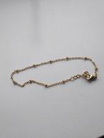 Bracelet en métal doré fin avec petites perles, Neuf, Enlèvement ou Envoi, Avec bracelets à breloques ou perles, Or