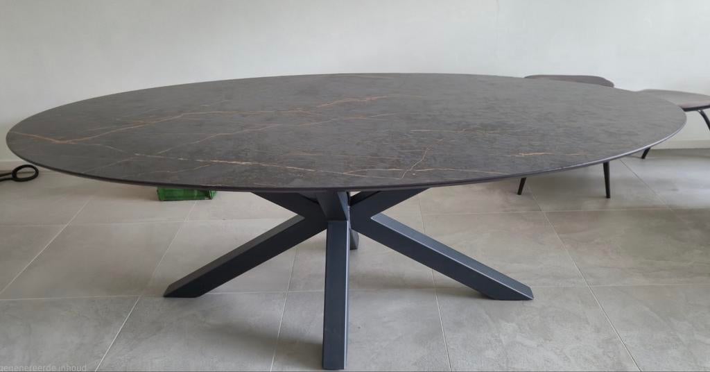 Dekton ovale tafel met gelakte ijzeren onderstel, Ophalen
