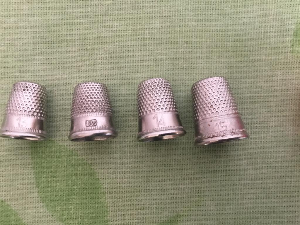 4 metalen vingerhoedjes, Collections, Dés à coudre, Enlèvement ou Envoi