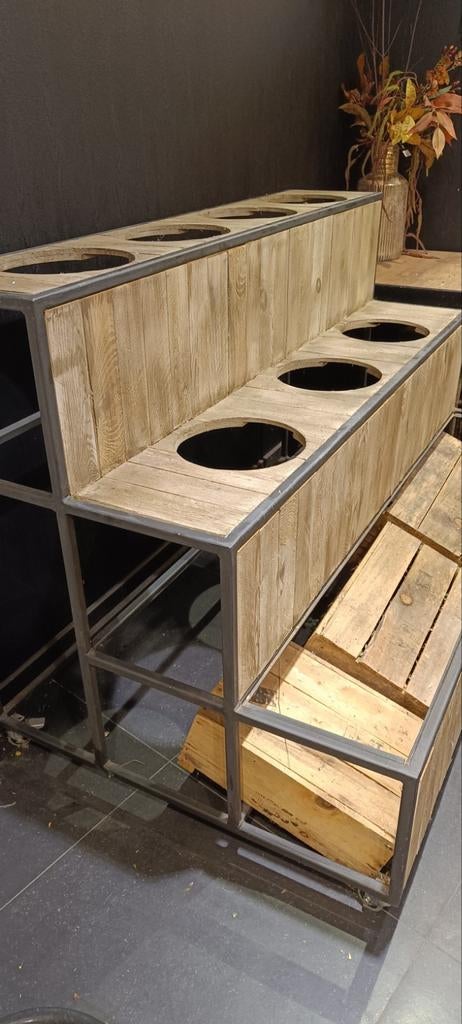 Meubel voor bloemenpresentatie / ook gratis emmers