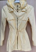 Pastelgele regenjas met kap - Mexx - maat 146-152 (als NW!), Enfants & Bébés, Vêtements enfant | Taille 146, Mexx, Enlèvement ou Envoi