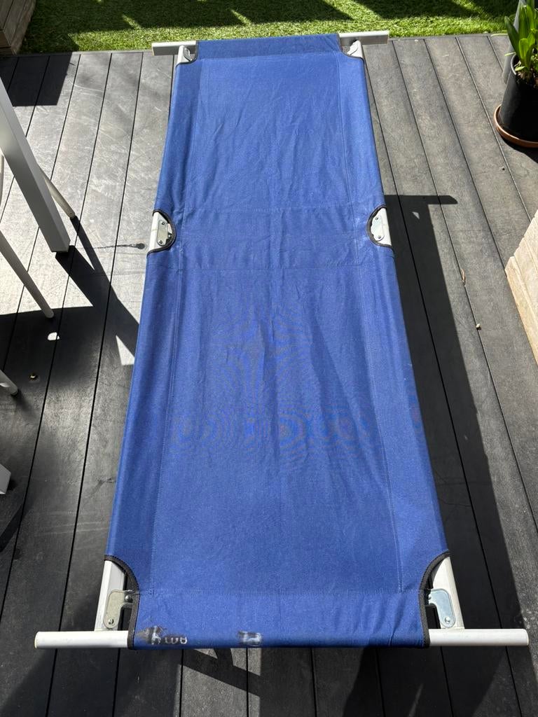 Lit de camp bleu, Jardin & Terrasse, Chaises longues, Utilisé, Enlèvement