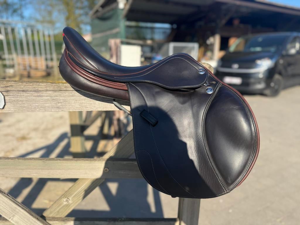 TE KOOP – Erreplus 16” springzadel, Dieren en Toebehoren, Paarden en Pony's | Zadels, Ophalen, Zo goed als nieuw, Springen