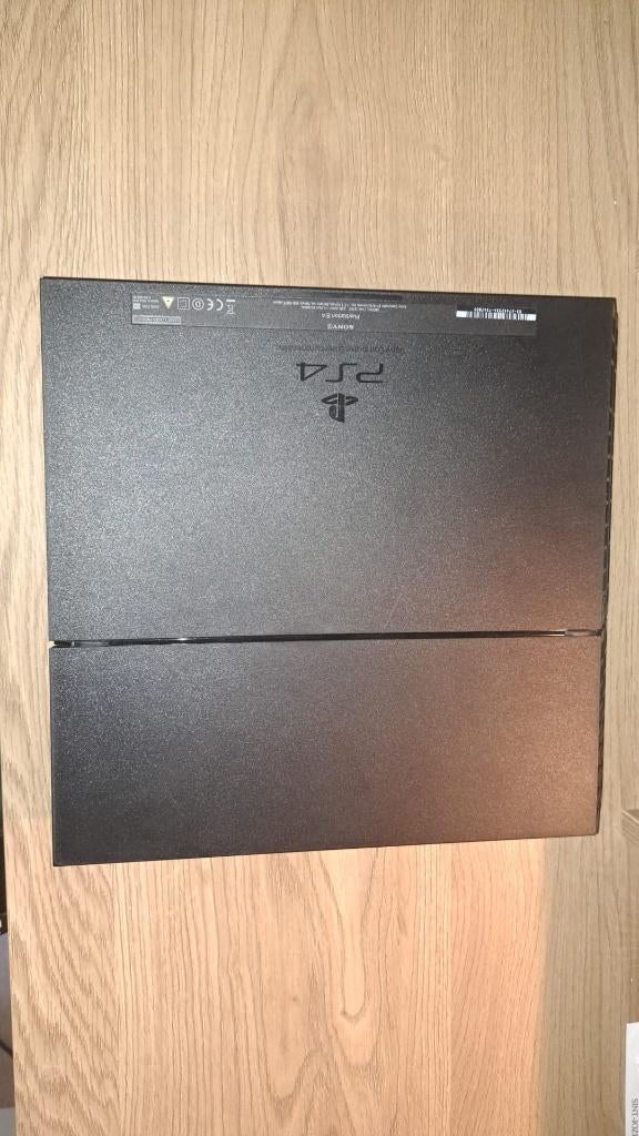 PS4 plus 2 controllers en 2 Games, Games en Spelcomputers, Games | Sony PlayStation 4, 2 spelers, Ophalen of Verzenden, Zo goed als nieuw