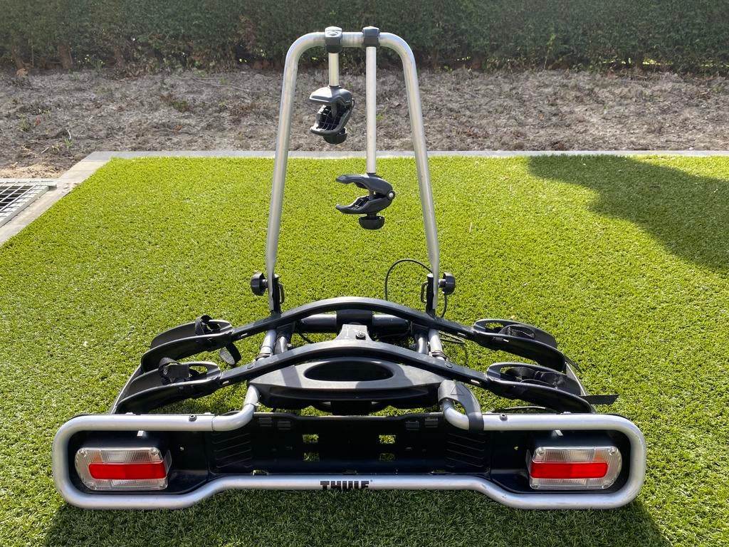 Fietsendrager Thule voor 2 (niet-elektr) fietsen, Auto diversen, Fietsendragers, Ophalen, Gebruikt, Brede banden, 2 fietsen