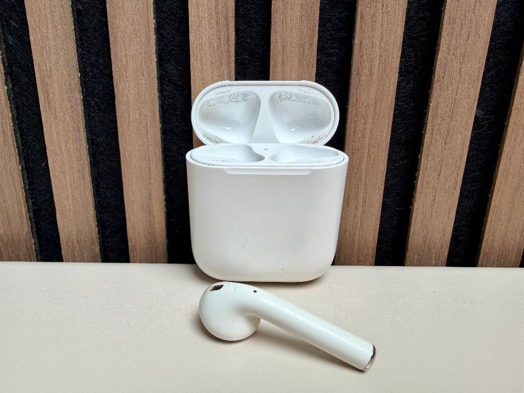 AirPods 2 (A2031) – Rechteroord in topstaat, linkeroor kwijt, Gebruikt, In gehoorgang (in-ear), Ophalen of Verzenden, Apple