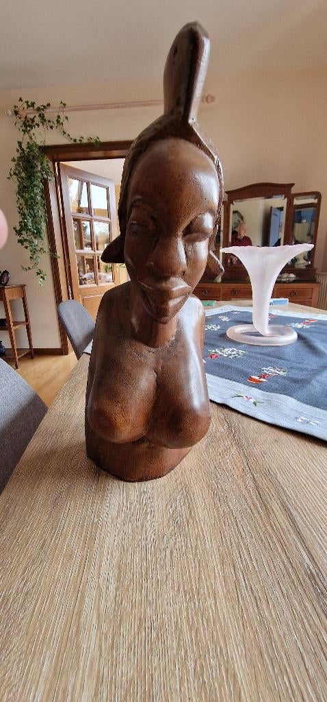 Buste de femme africaine, Enlèvement