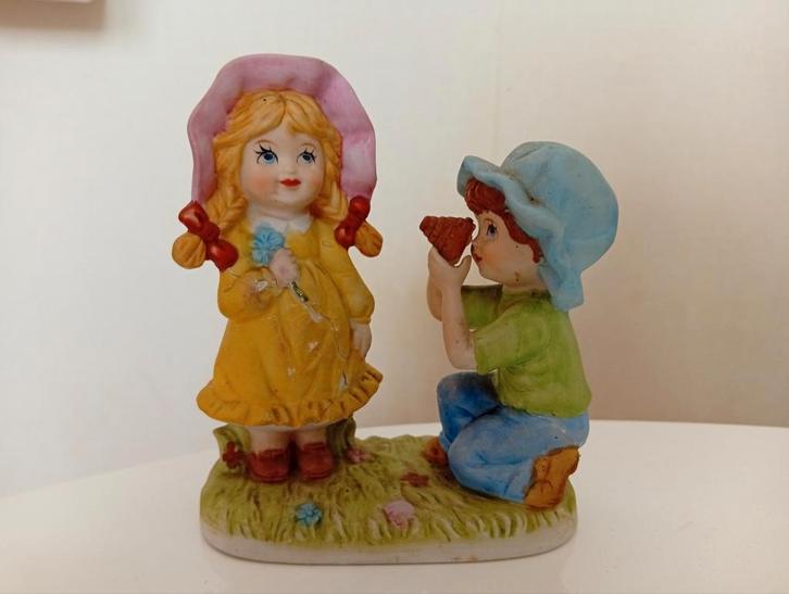 Vintage beeldje van een handgeschilderd jongen en een meisje, Antiek en Kunst, Antiek | Keramiek en Aardewerk, Ophalen of Verzenden