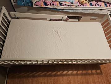 Peuterbedje met matras beschikbaar voor biedingen
