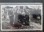 carte postale noire et blanche de Bruges « Blood Procession , Timbres & Monnaies, Timbres | Europe | Belgique, Gomme originale